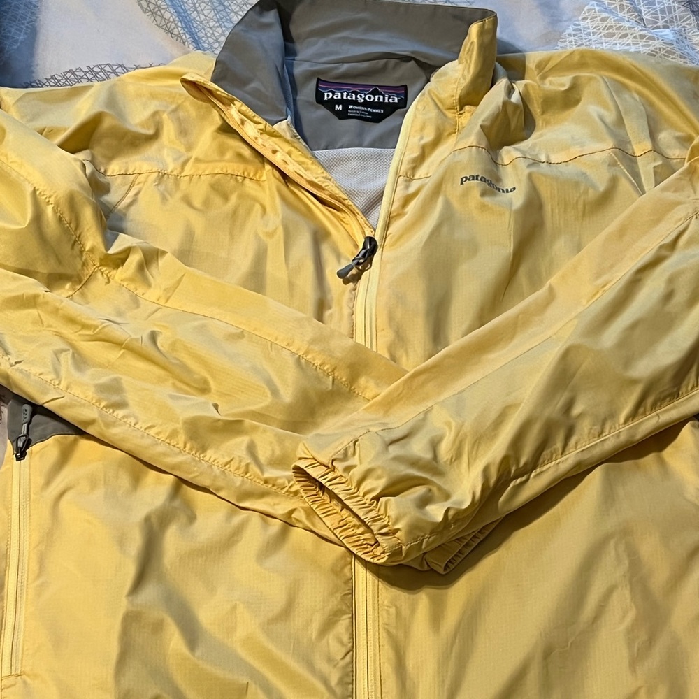 Women’s M Patagonia light yellow jacket
